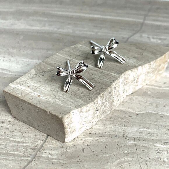 NEW ~ Anthropologie SHASHI Charlotte Mini Bow Stud Silver Earrings - Picture 1 of 9